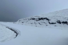 Megérkezett a tél a Transalpinára, öt centiméteres a hóréteg
