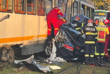 Halálos baleset: egy villamos és egy személygépkocsi ütközött össze