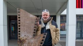 Damokos Csaba kapja a Filmtettfeszt Sárga Csikó Díját