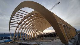 Alakot öltött a kézdivásárhelyi uszoda: elkészült a tetőszerkezet