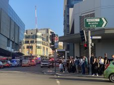 FRISSÍTVE: Fegyveres támadás egy bevásárlóközpontban – lelőtték a támadót