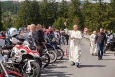 Áldást kaptak a motorosok a hargitai Tolvajos-tetőn