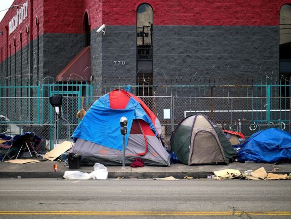 Kriminalizálnák a hajléktalanságot az USA-ban, miközben a gazdagok nem tudják elkölteni a pénzüket