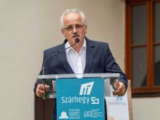 Kilépés a kastély árnyékából