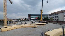 Megkezdték a kézdivásárhelyi uszoda tetőszerkezetének összeszerelését