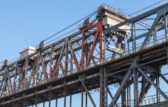 Elkezdődött a munka a Barátság hídján, új átkelő építését kérik a fuvarozók