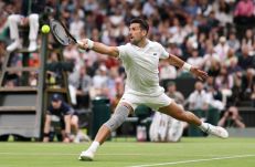 Wimbledon: Játék nélkül lett elődöntős Djokovics