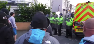 Harminckilenc rendőr sérült meg a késelés után kitört zavargásban (VIDEÓ)