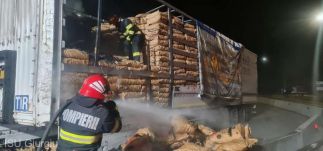 Kigyúlt a faszenet szállító kamion a határnál