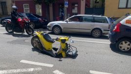 Félig belesüllyedt a robogó a jelöletlen kátyúba Kolozsváron