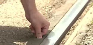 Olyan meleg van Temesváron, hogy a villamosok locsolják a síneket