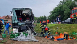 FRISSÍTVE – Egy 56 személyt szállító busz balesetezett, aktiválták a vörös jelzésű beavatkozási tervet