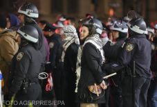 FRISSÍTVE: Rohamrendőrökkel „vették be” a Columbia Egyetemet – őrizetbe vették a palesztinpárti tüntetőket