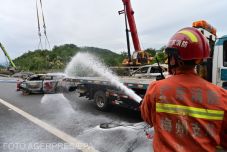 FRISSÍTVE – Közel ötven áldozata van a dél-kínai autópálya-szakasz összeomlásának