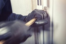 Betörtek egy ékszerboltba – keresik a tolvajokat