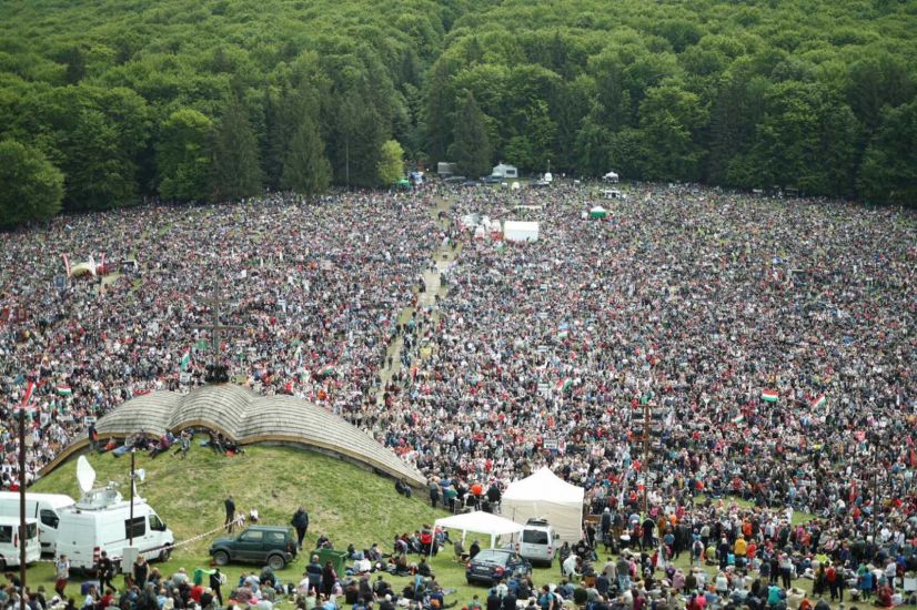 Megérkeztek a zarándokok, benépesült a csíksomlyói nyereg (KÉPEK)