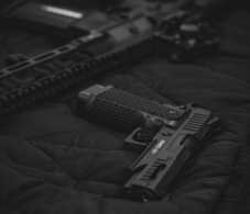 A járókelőkre fegyvert szegezve, az autó tetején ülve furikázott két férfi