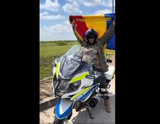Şoşoacă védelmébe vette a rendőrt, aki kölcsönadta neki a szolgálati motorkerékpárját