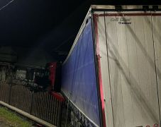 Egy palackozott vízzel megrakott kamion besodródott egy ház udvarára