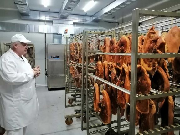 Milyen sonka kerüljön a húsvéti asztalra? – Csíkjenőfalván kérdeztük meg a hentesmestert