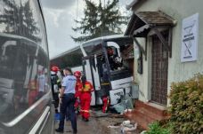 Háznak csapódott egy utasokkal teli autóbusz, a sofőr meghalt