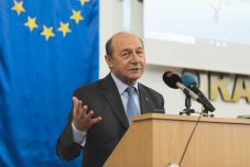 Constantinescu és Băsescu is részt vesz a parlament ünnepi ülésén