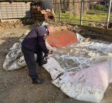 Kutat fúrtak az udvaron, gáz tört fel – Összeült a vészhelyzeti bizottság