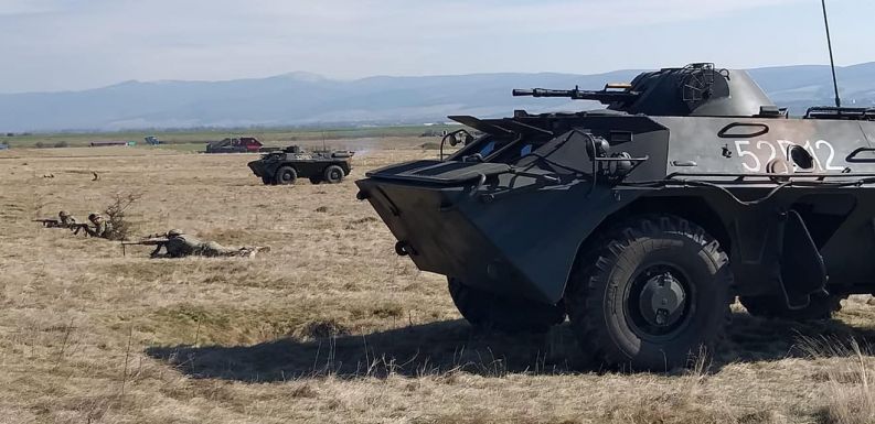 Ünnepi kontraszt: míg Sepsiszentgyörgy csendes ünnepekre készül, a hadsereg lövöldöz