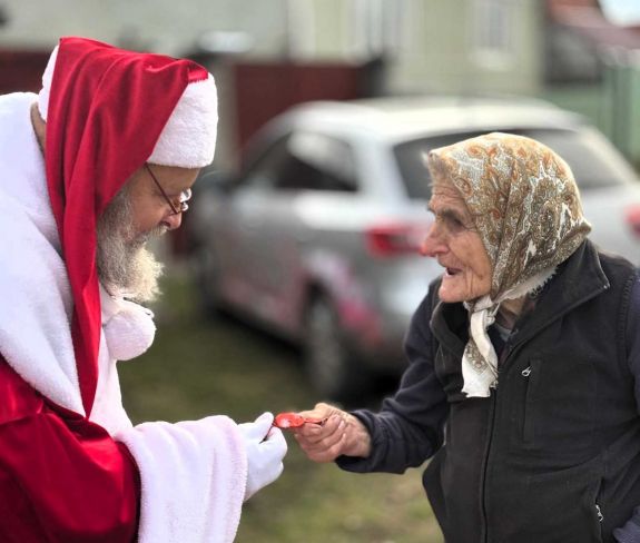 Rászorulókat és gyerekeket ajándékozott meg a Hargita Megyei Vöröskereszt Mikulása