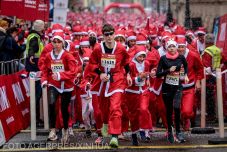 Mikulásfutás: pirosba borult Budapest belvárosa