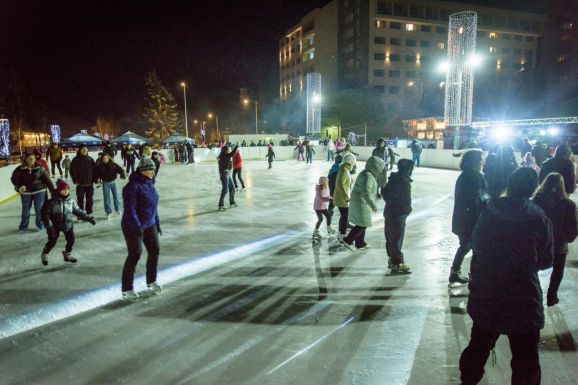 Megnyitják a szabadtéri jégpályát Csíkszereda központjában