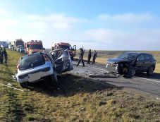 Két autó ütközött össze Hargita megyében – Az egyik áldozat beszorult  a roncsokba