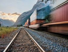 Több mint két órás késéssel indult el az új állami vasúttársaság első szerelvénye