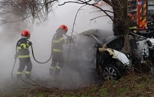 Fának csapódott és kigyulladt egy autó, a 19 éves sofőr meghalt