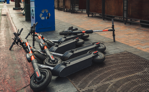 Lejárt a türelmi idő: mostantól kötelező a biztosítás az elektromos rollerekre is