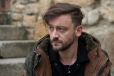 A kecskévé változott szülők és a csontnyelű borotva esete a fülkagylóval – történetek egy felettébb nyomasztó univerzumból