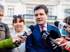 Hol lakik az államfő? – Felállítottak két őrbódét, hogy a testőrök ne fázzanak