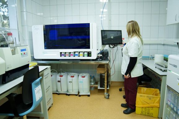 Áttörés a háromszéki onkológiai ellátásban: csúcstechnológiára cserélték az eszközöket