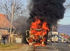 FRISSÍTVE – Kigyulladt a nyergesvontató Felsőháromszéken, kilométeres volt a sor a 11-es országúton