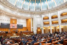 Indítványt nyújtott be az AUR két miniszter ellen