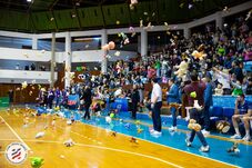 Plüssmacik helyett meleg sálakat és sapkákat gyűjtenek marosvásárhelyi kosármeccsen