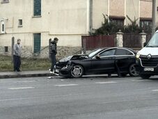 Két autó ütközött a csíkszeredai vasútállomás közelében