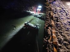 Veszélyes gyorshajtás: Folyóba zuhant az autó a hídról