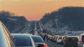 Karambol: Tíz jármű és közel harminc személy érintett – Aktiválták a vörös beavatkozási tervet