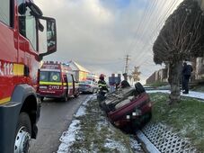 Árokba borult egy autó, hárman megsérültek