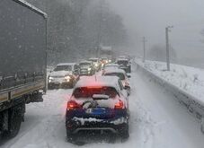 Közlekedési gondok az Olt völgyében: veszteglő kamion miatt nehezebben takarítják az utat (VIDEÓ)