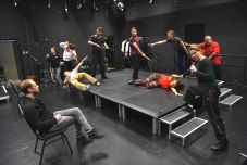 Stúdiótermi előadást és nagyszínpadi mesemusicalt mutat be a Harag György Társulat