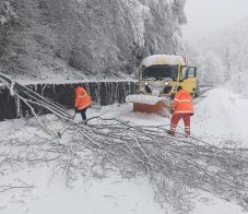 Utcára vonulnak az utászok – tönkremennek az utak, és a karbantartók élete nincs biztonságban