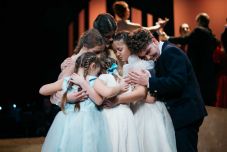 Nagysikerű előadásával igyekszik segíteni az árvízkárosultakon a Csíki Játékszín