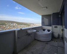 A kolozsvári ingatlanpiacon nincs lehetetlen – a kiadó lakásban az erkélyen van az illemhely